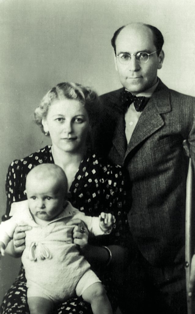 Familienporträt: Vorne Baby Hans auf dem Schoß seiner Mutter Stella Morgenstern. Dahinter steht Egon Morgenstern mit einer Krücke unter seiner linken Schulter.