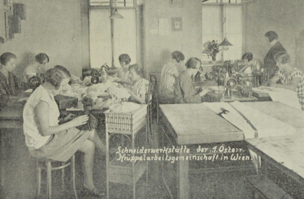 In der hellen Schneiderwerkstätte des Vereins arbeiten zehn Frauen.